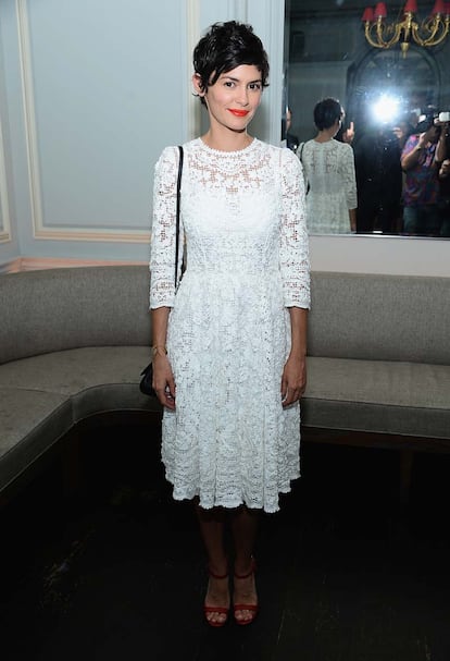 Audrey Tautou se suma a la tendencia del verano: vestido blanco. Este diseño de encaje es de Dolce & Gabbana y su feminidad contrasta muy bien con su pelo pixie. Bolso y sandalias rojas de Prada y labios del mismo color completaron el estilismo.