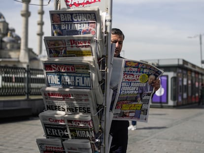 Un hombre lee un periódico en Estambul, el lunes, tras la jornada electoral.