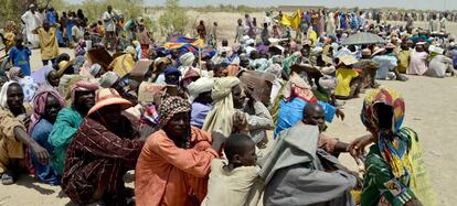 Desplazados de Chad aguardan por comida en un campo de Bosso.