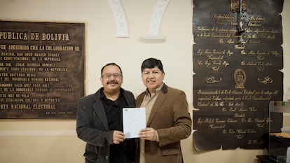 Guido Montaño e David Aruquipa posam para foto na saída do Registro Civil de La Paz, com a certidão que os reconhece como casal.