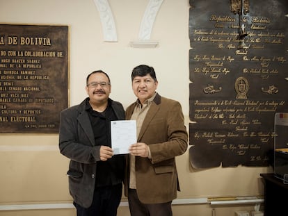 Guido Montaño e David Aruquipa posam para foto na saída do Registro Civil de La Paz, com a certidão que os reconhece como casal.