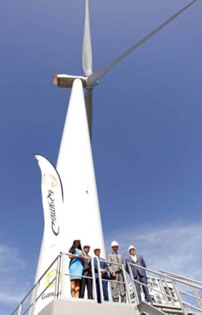 El ministro de Industria, Energía y Turismo, José Manuel Soria (2d); el presidente del Gobierno de Canarias, Paulino Rivero (2i); el presidente de Gamesa, Ignacio Martín (c); y la delegada del Gobierno en Canarias, María del Carmen Hernández Bento (i), durante la inauguración en el puerto de Arinaga (Agüimes), en Gran Canaria, del primer aerogenerador offshore instalado en España. EFE/Archivo