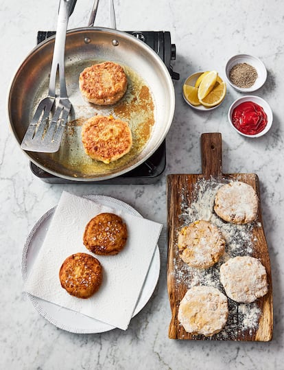 Pastelitos de atún de lata de Jamie Oliver. Una combinación épica de pan, queso, atún de lata, huevo, mostaza, limón y maíz dulce. Su receta se detalla en el libro 'Simplemente Jamie. Cocina sencilla y rápida' (Editorial GRIJALBO).
