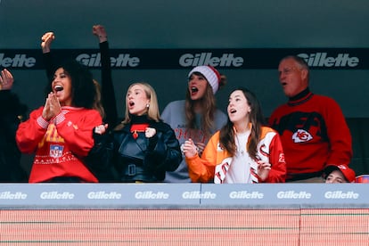 Cuando se trata de apoyar a su pareja y asistir a sus partidos, la cantante suele hacer guiños al equipo de Kelce, los Kansas City Chiefs, uno de los mejores de la competición en el último lustro. A veces simplemente vistiéndose con sus colores (rojo, blanco y amarillo) y otras con prendas tan especiales como esta sudadera vintage del equipo. Para combatir el frío sumó un asequible gorro de la marca Kut the knit, que se hacen de forma artesanal a mano.
