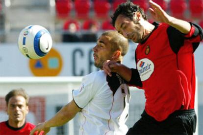 Iuliano, del Mallorca (dcha) y Di Vaio, del Valencia, disputan un balón.