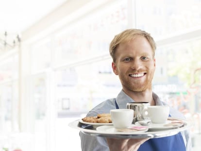 El lado oscuro de la sonrisa del camarero