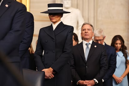 La primera dama, Melania Trump, inclina la cabeza en oración durante la toma de posesión de Trump.