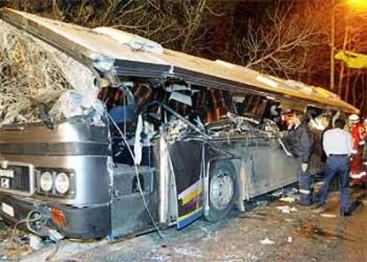Los bomberos y equipos de rescate buscan supervivientes en el autobús accidentado ayer en el norte de Grecia.