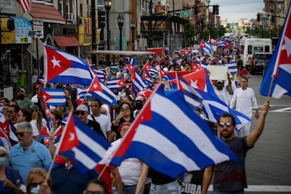 Centenares de cubanos durante una protesta por las calles de Union City, en Nueva Jersey (EE UU). La subsecretaria de Estado de Estados Unidos para el hemisferio occidental, Julie Chun, ha criticado la violencia contra los manifestantes y activistas detenidos en Cuba durante las protestas por considerarla una "venganza" y ha recordado al presidente cubano, Miguel Díaz-Canel, que Cuba es firmante de la Declaración Universal de Derechos Humanos.