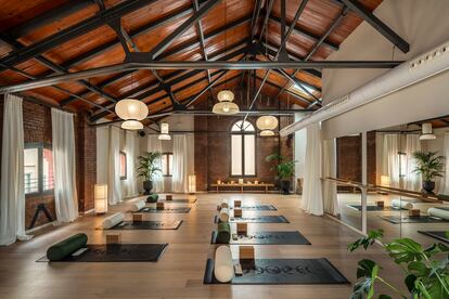 Juno Studio es el espacio dedicado al cuidado personal y el ejercicio, donde las socias pueden asistir a clases de fitness, Barre, pilates, yoga, baile o practicar meditación.