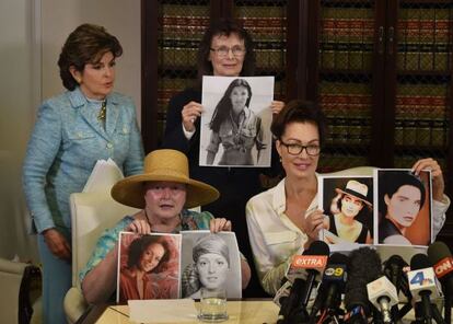 De izquierda a derecha: la abogada Gloria Allred, Colleen Hughes, Linda Ridgeway Whitedeer y Eden Tirl.