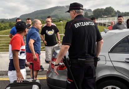 Taxistas en huelga han protagonizado hoy diversos incidentes con compañeros y la Ertzaintza en el aeropuerto de Bilbao durante la huelga de taxis contra el reglamento VTC. 