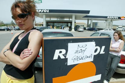 Una mujer, en una gasolinera valenciana que se quedó sin combustible