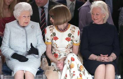 La reina Isabel junto a Anna Wintour y Angela Kelly, en la Semana de la Moda de Londres, en febrero de 2018.