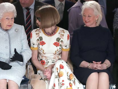 La reina Isabel junto a Anna Wintour y Angela Kelly, en la Semana de la Moda de Londres, en febrero de 2018.