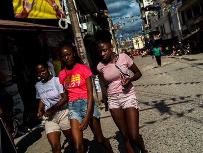 Varias mujeres caminan por una calle durante las celebraciones del Festival de San Pacho, el 1 de octubre de 2019, en Quibdó, Colombia.