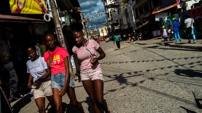 Varias mujeres caminan por una calle durante las celebraciones del Festival de San Pacho, el 1 de octubre de 2019, en Quibdó, Colombia.