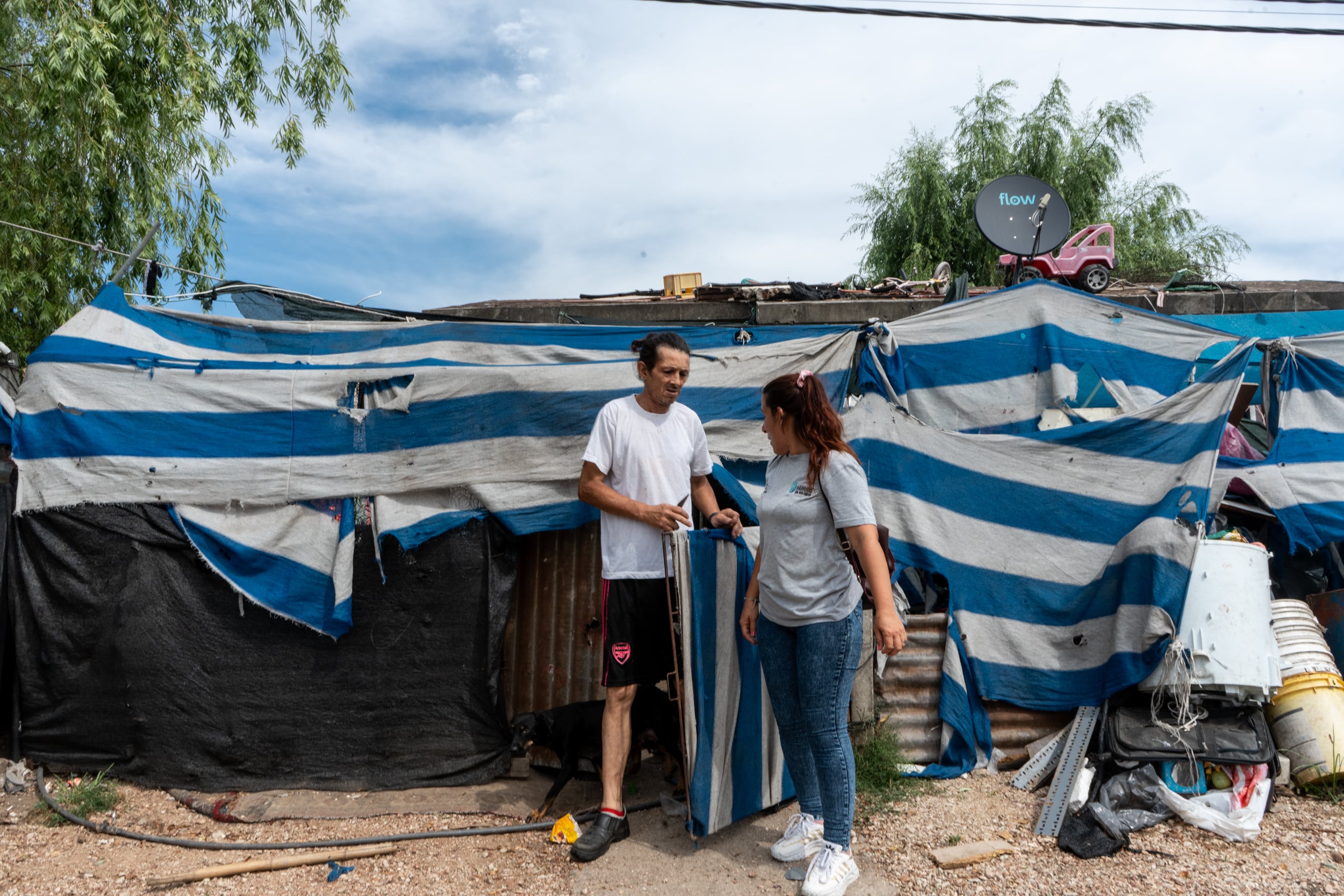 Fernanda Pérez junto a un vecino del barrio.