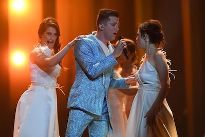 El cantante de Montenegro Vanja Radovanovic interpreta la canción "Inje".