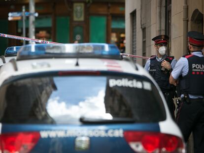 Agentes de los Mossos d Esquadra, en una operación en Barcelona.