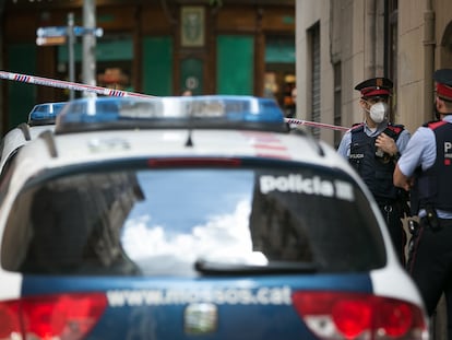 Agentes de los Mossos d'Esquadra custodian una vivienda de la calle Basses de Sant Pere.