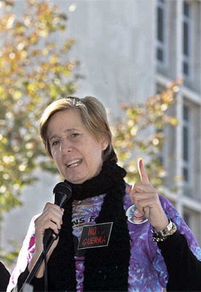 La pacifista Cindy Sheehan pide que Estados Unidos tome ejemplo de España y retire las tropas.