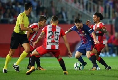 Messi, rodeado de contrarios, en un momento del partido.