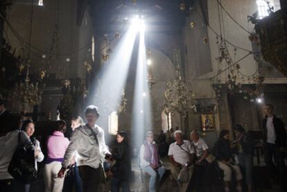 Turistas de varias nacionalidades vistian la Basílica de la Natividad, en Belén, ubicada en el punto donde según la tradición nació Jesús de Nazaret. Pese a las numerosos visitantes, el alcalde de la localidad cisjordana, Víctor Batarse, se queja de que pocos usan sus hoteles, ya que llegan con touroperadores israelíes y solo pasan unas horas en la ciudad.