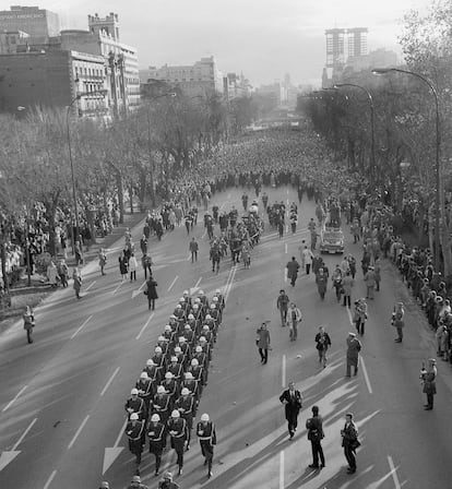 Cortejo fúnebre de Carrero Blanco por el centro de Madrid, el 21 de diciembre de 1973.