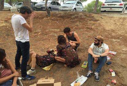 "Fue un rodaje bastante de andar por casa; o sea, nosotras, David (el director) y tres parejas que vinieron a vigilar el campamento base, ayudarnos un poco con todo, beber birra y echarse alguna siesta. ¡Gracias Norka y Rafa por la furgo!