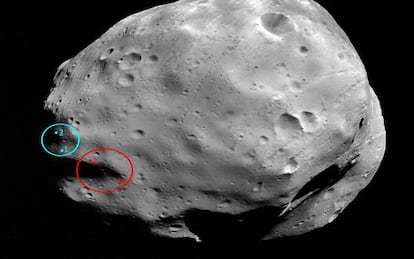 Imagen de Fobos, con una resolución de 8,2 metros por píxel, tomada por <i>Mars Express</i> el 9 de enero de 2011. Las elipses marcan el lugar previsto de alunizaje de la misión rusa Fobos-Grunt actual (azul) e inicial (rojo).