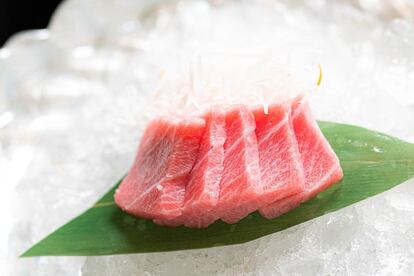 Otra seña de identidad es el uso de la robata, o lo que es lo mismo, la cocina en chimenea, como también lo es el uso de la parrilla japonesa, que se emplea para preparar carnes, pescados y verduras, consiguiendo un toque ahumado.