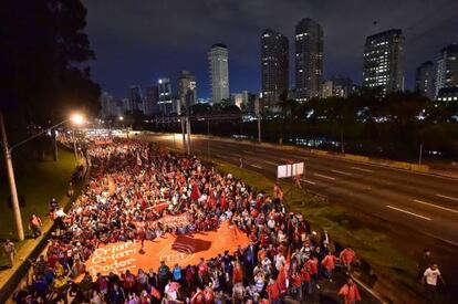 Manifestantes fecham a Marginal Pinheiros.