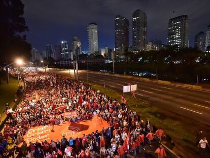 Manifestantes fecham a Marginal Pinheiros.