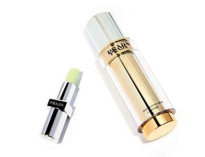 Augmented Skin Sérum y bálsamo labial Prada Balm, ambos de PRADA BEAUTY.