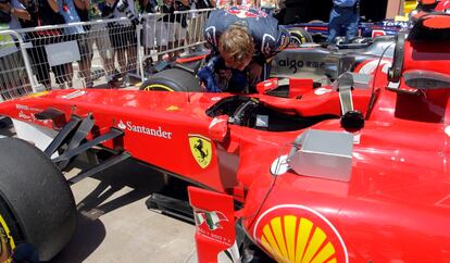 Sebastian Vettel (Red Bull) observa el coche de Fernando Alonso (Ferrari) nada más acabar la clasificación del sábado.