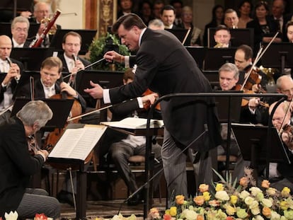 Christian Thielemann dirige a la Filarmónica de Viena en el Concierto de Año Nuevo.