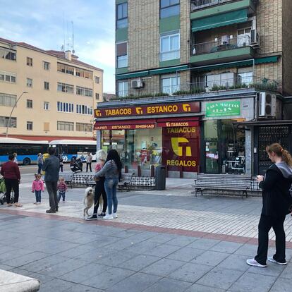 Cola en un estanco en la zona de Alto de Extremadura, en Madrid, este viernes, en víspera de que el Gobierno decrete el estado de alarma.