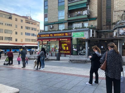 Cola en un estanco en la zona de Alto de Extremadura, en Madrid, este viernes, en víspera de que el Gobierno decrete el estado de alarma.