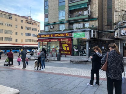 Cola en un estanco en la zona de Alto de Extremadura, en Madrid, este viernes, en víspera de que el Gobierno decrete el estado de alarma.