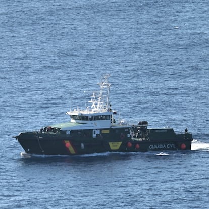 EL PINAR (EL HIERRO), 28/09/2024.-Varias embarcaciones de Salvamento Marítimo, realizan la búsqueda de los cuerpos del cayuco que volcó esta madrugada en la costa cercana al Roque de La Bonanza, en la zona de Las Playas, en el municipio de Valverde.Nueve personas han muerto y 48 han desaparecido tras volcar un cayuco esta madrugada en El Hierro, un naufragio que puede convertirse en la mayor tragedia migratoria ocurrida en Canarias en 30 años de llegadas de pateras. EFE/ Gelmert Finol
