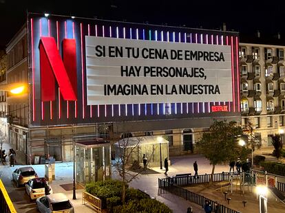 Cartel publicitario de Netflix en el centro de Madrid.