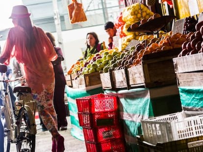 Puesto de frutas en el mercado de La Vega, en Santiago de Chile.