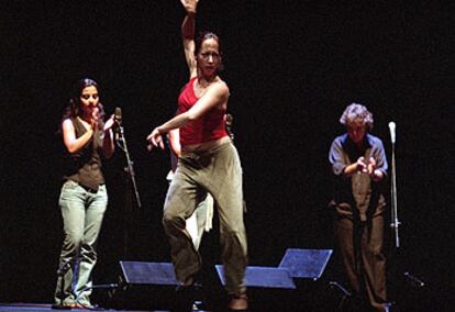 Belén Maya y Mayte Martín (detrás a la derecha), durante un ensayo en el Teatro Real.