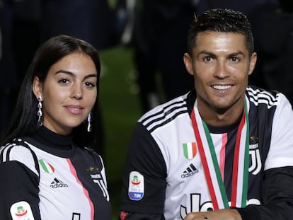 Georgina Rodríguez y Cristiano Ronaldo celebran el triunfo de la Juventus de Turín en la liga italiana, en mayo de 2019.
