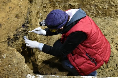 Excavaciones en la cueva de Bacho Kiro, Bulgaria.