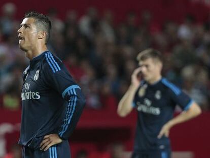 Cristiano se lamenta junto a Kroos durante la derrota del Madrid en el Sánchez Pizjuán, el domingo pasado.