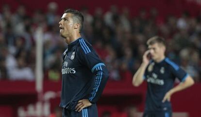 Cristiano se lamenta junto a Kroos durante la derrota del Madrid en el Sánchez Pizjuán, el domingo pasado.
