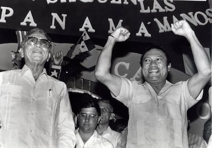 El expresidente panameño Manuel Solís Palma (izda.) permanece junto a su amigo el exdictador Manuel Antonio Noriega, quién le apoyó durante un mitin con 2.000 seguidores.
