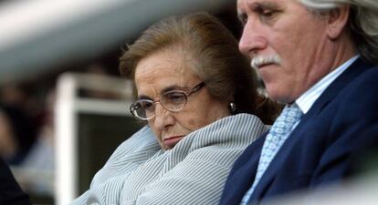 Teresa Rivero, a la izquierda, viendo desde el palco un partido del Rayo Vallecano y el Osasuna en 2003.